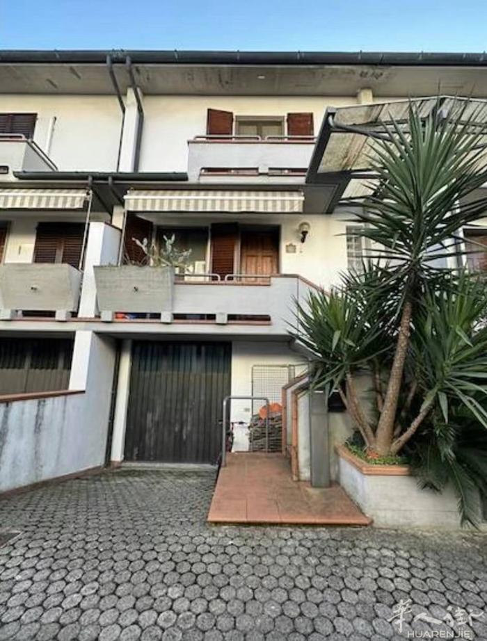 出售campi Bisenzio 联排别墅130mq  3房3卫1厅 ➕地下室