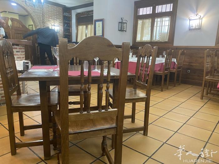 Vallecas  马德里地铁一号线下头，位置好，路面很宽，附近最大餐馆。中午客