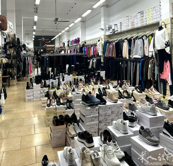 FOGGIA附近小城市 唯一一家中国人服装店  开了快20年老店 、在主街