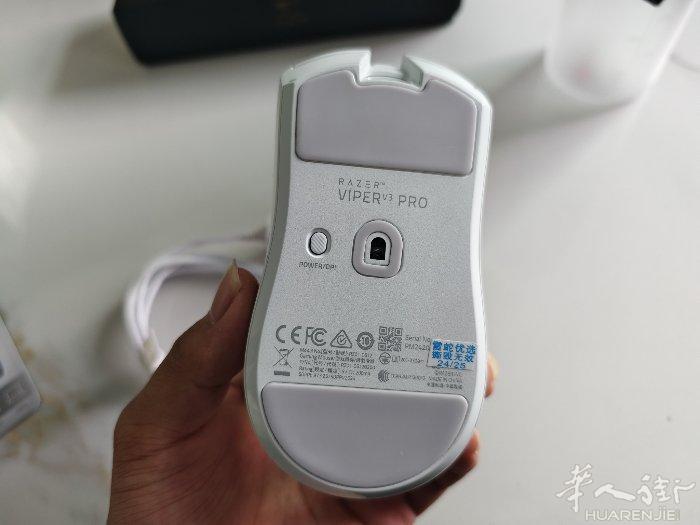 出一只雷蛇毒蝰v3 pro无线鼠标，99.99新，买来打cs的，但是太轻了，我自