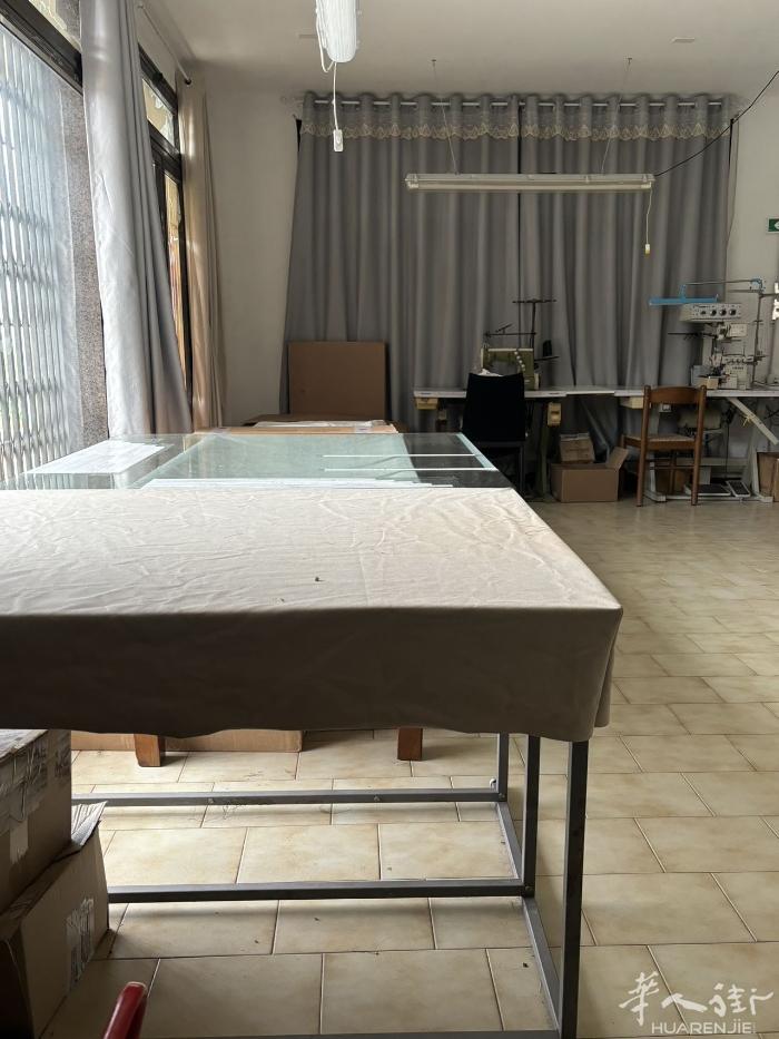 rovigo家庭式工厂转让，房租615元每月，楼上住家，三个房间，楼下工厂，独栋