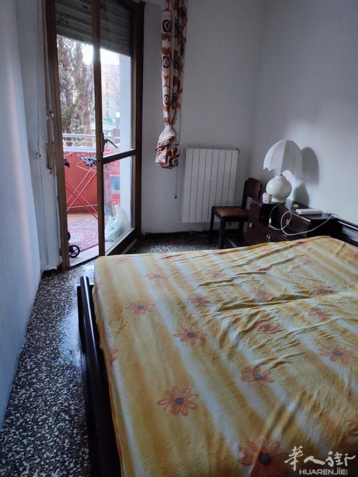 comasina走路5发钟到地铁口，门口有超市，邮局，公交站。一楼有阳台，出租一