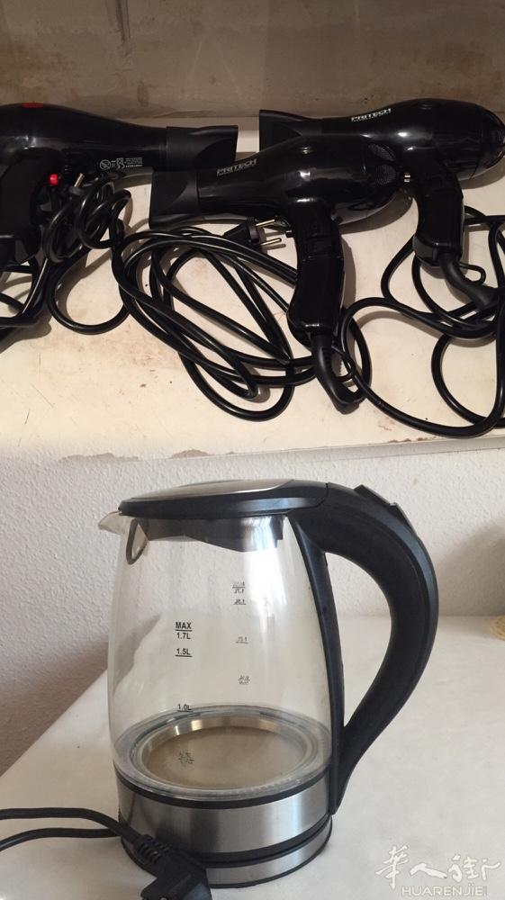 有三个大功率2000W的吹风机，一个10欧，一个烧水壶，10欧，在马德里自己来拿