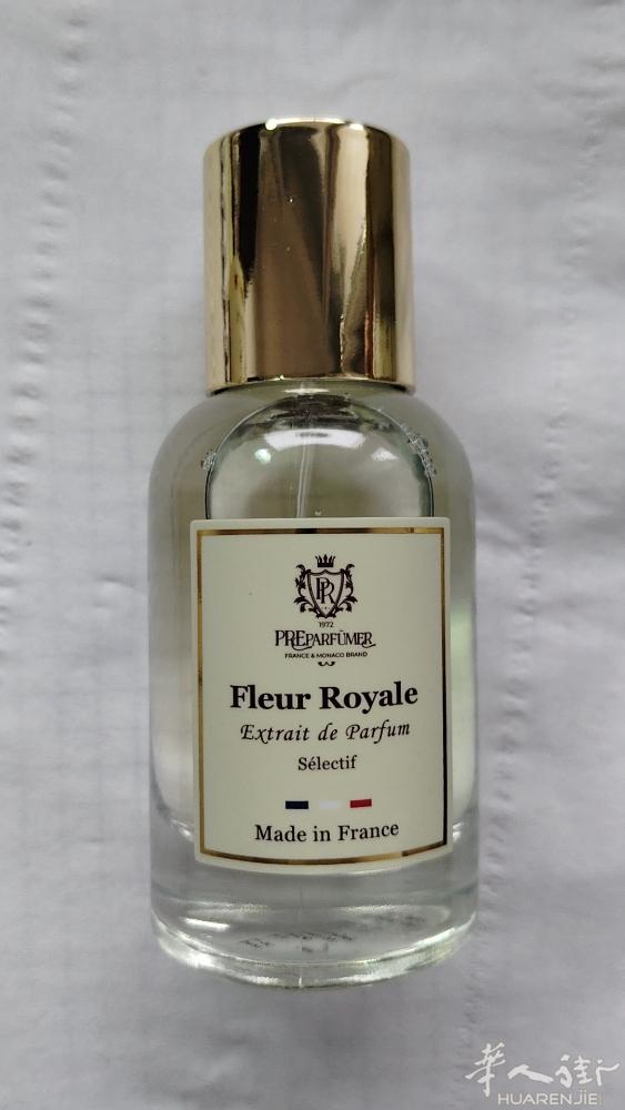 批发法国香水，包邮，这款Extrait de Parfum融合了花香与木香，香气