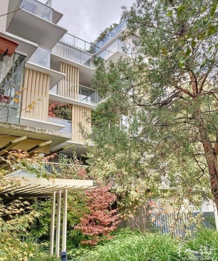 大巴黎92170 vanves  新建 小楼房, 1楼带 院子离 malakof