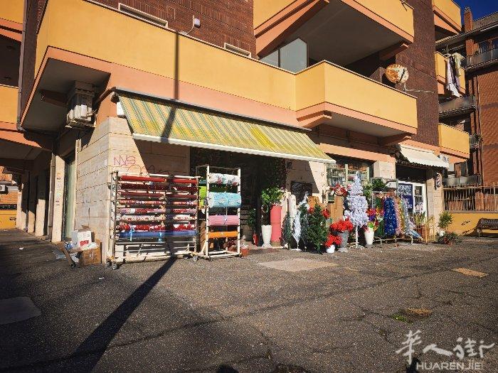 店面位置在罗马海边200平方，因为家里人手问题转让，有意者请联系：+393761
