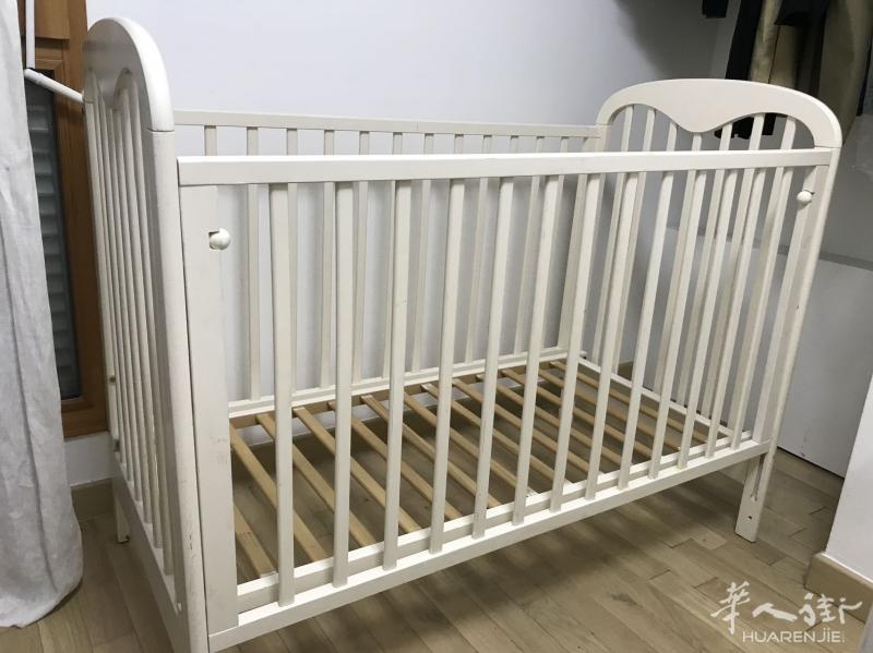 两张幼儿床。 儿童白色床长124公分 高79公分宽