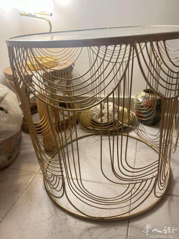 Maison买的金色玻璃小桌子，原价69.99。承重可以，八五新。玻璃灰有些多，