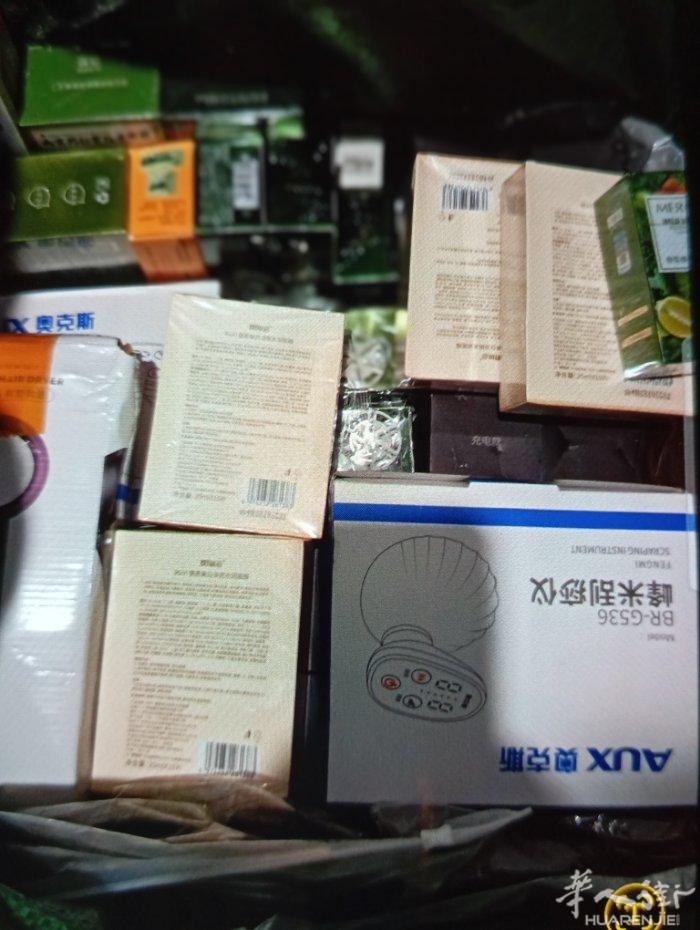 所有人亲爱的群友们，老乡们，元旦快乐，祝你们在新的一年里，心想事成，财源广进，笑
