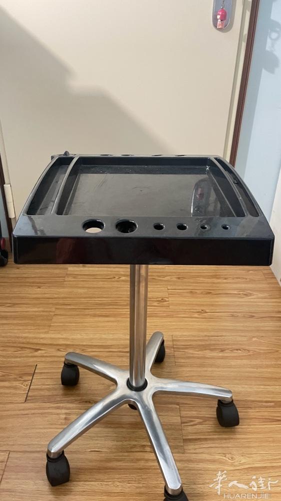 这有一个理发用品和一个打印机，有需要的朋友联系我