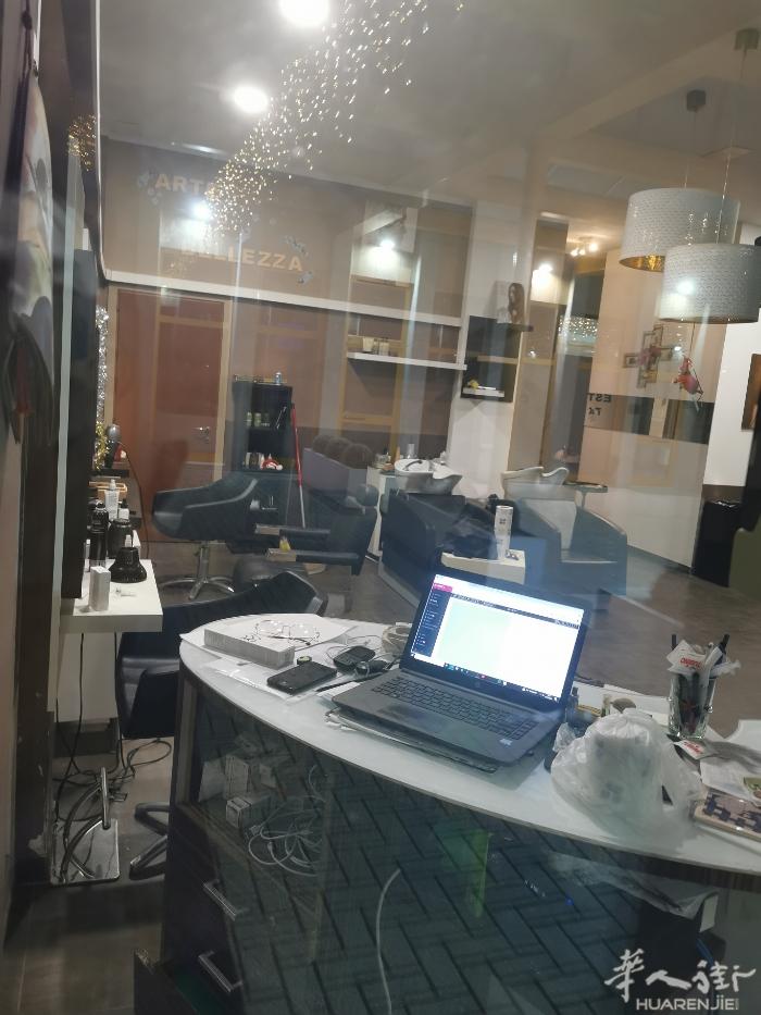 老外理发店转让，两万多人口，客源多，超市旁，卖4万，有意致电3778241552