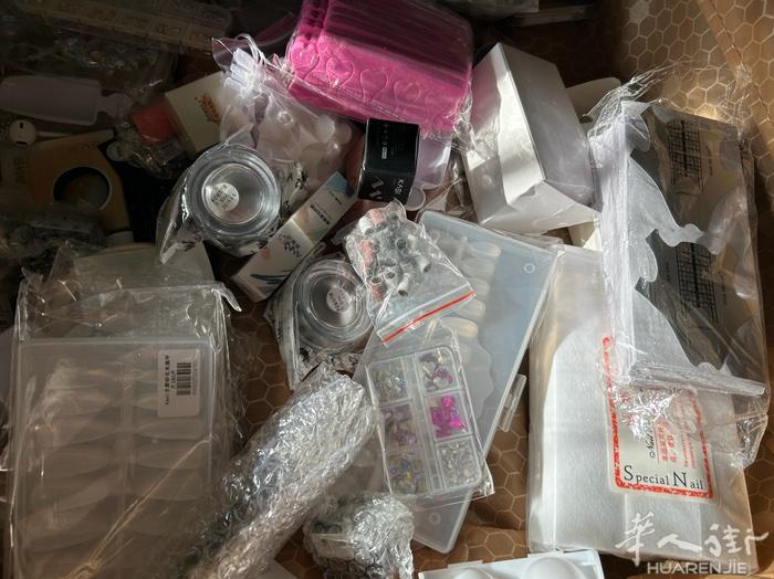 美甲店的美女老板娘看过来，便宜出，美甲小东西，全新的