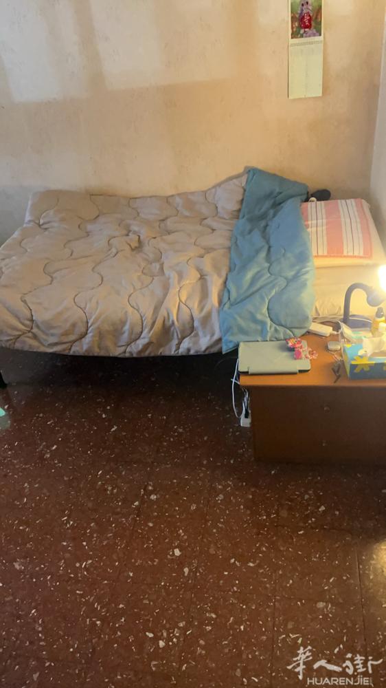 La spezia 单间出租，步行到音乐学院十分钟左右，楼下就是超市和公交站，交