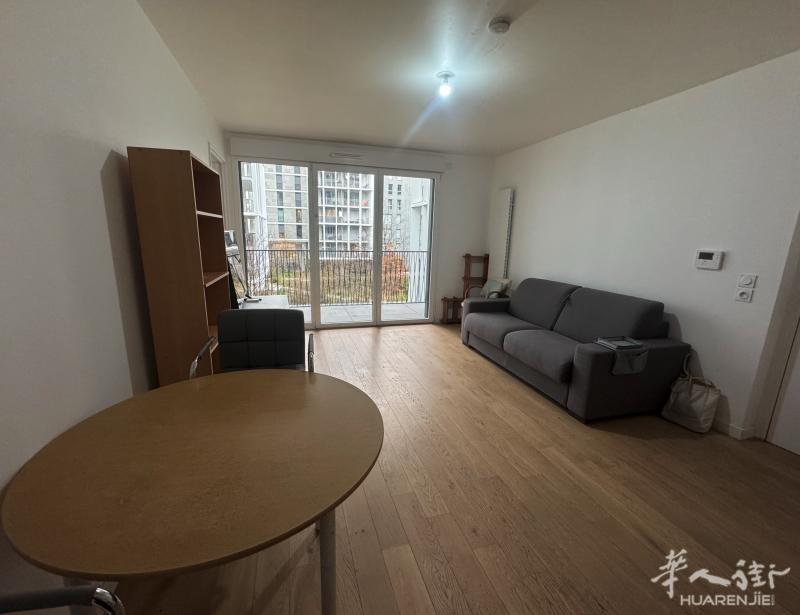 Clichy 92省 一室一厅 40平带阳台，二楼带电梯 23年的房子 1400€ 即日起租