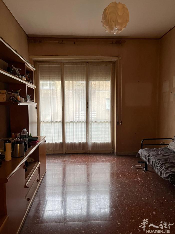 La spezia 单间出租，医院对面，步行到音乐学院十分钟左右，楼下就是超市和