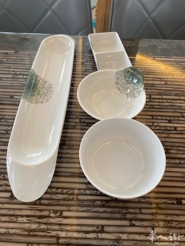 在巴黎十三区 塑料碗 小碟子全新2 欧元一个出售 有意者联系0620676220