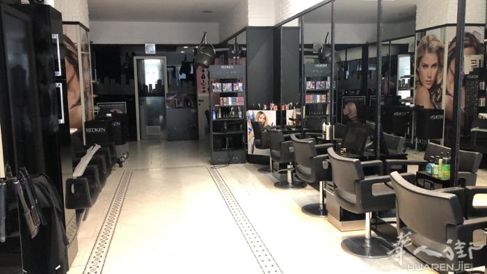 la spezia 市中心理发店转让，店主是意大利人，以在本店经营25年客流量走