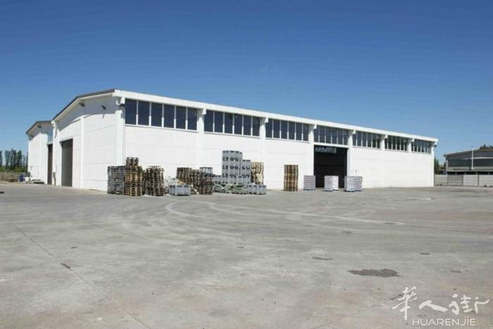 出售一间位于Bovisio Masciago工业仓库