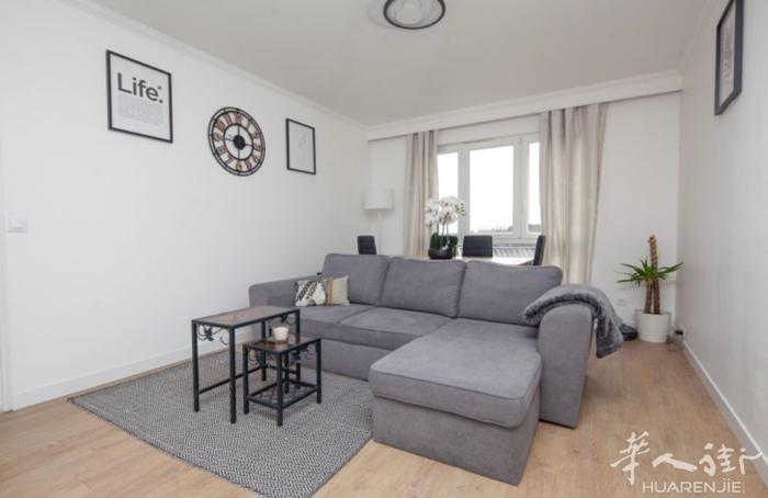 Bagnolet  两房一厅 51平米出售 非常宽阔的2房1厅，入口，客厅，两个