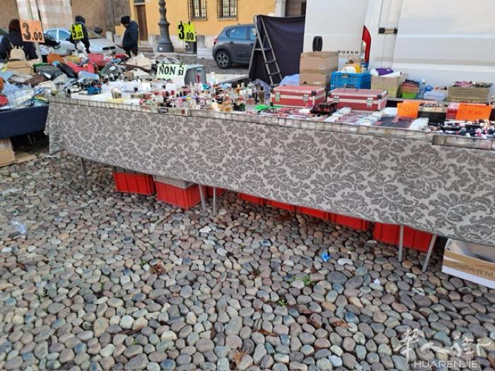 Mantova 出售摆地摊 位置  私人电话☎️： 3336892389 One