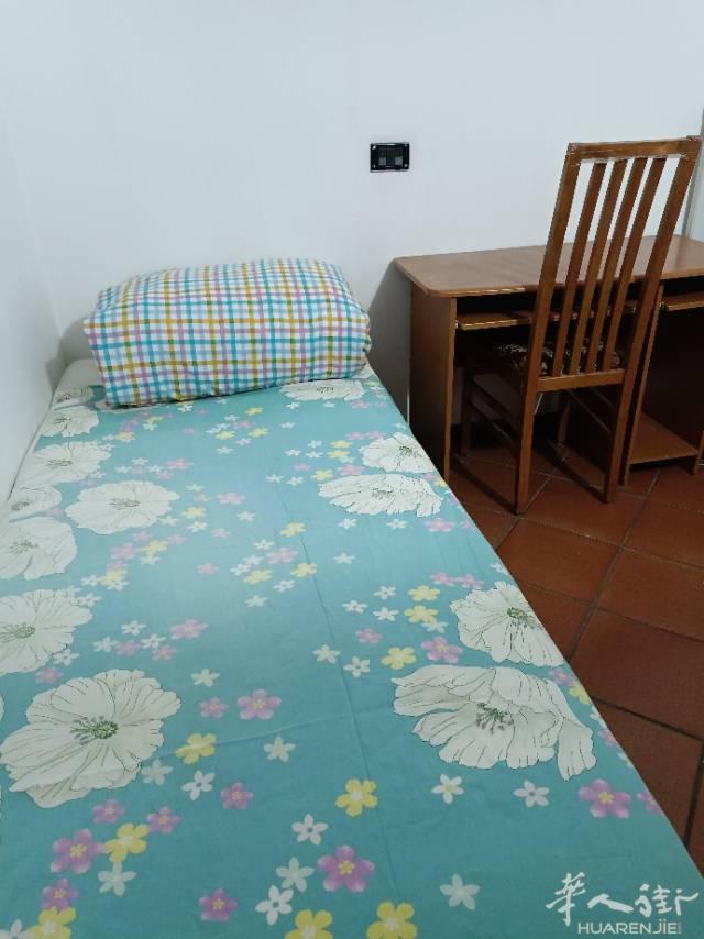 女士临时搭铺via padova ，楼下就是公交站