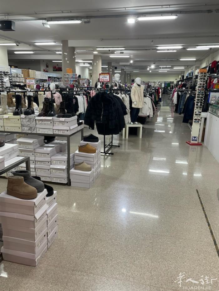 南部城市foggia 转让11年服装店，1000平米+600  平米的仓库。房租