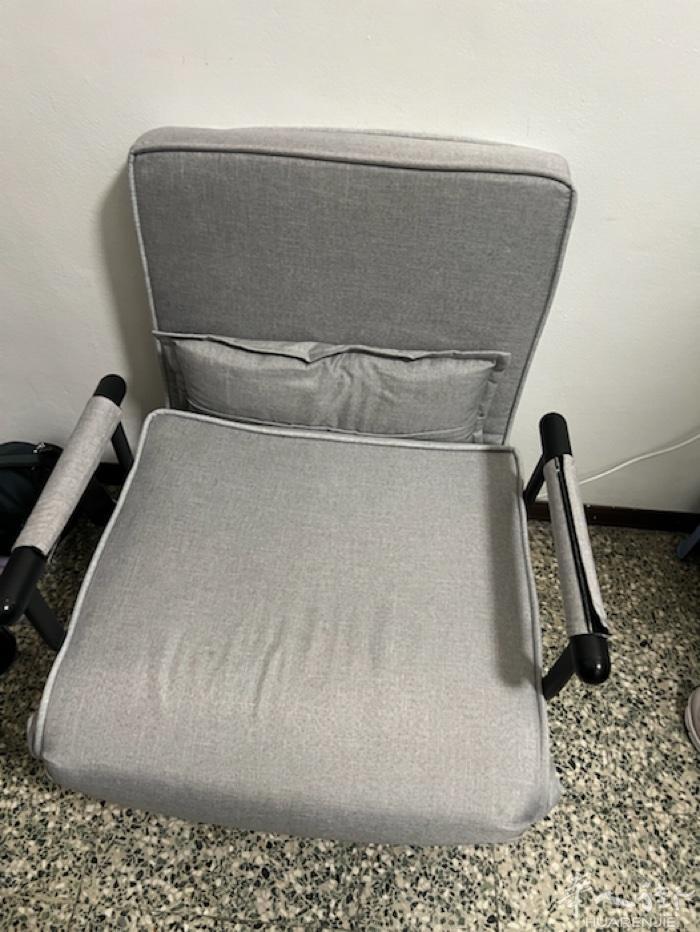 出一张单人折叠沙发床，70*200 cm，5月份买的就闲置了，有想要的自提， w