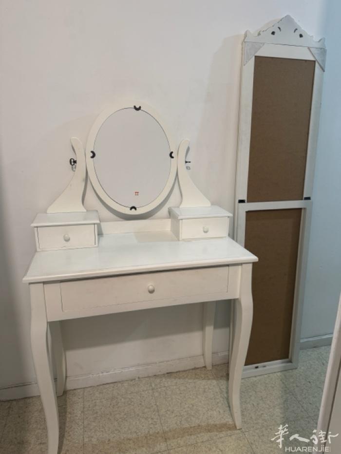 小巴黎18区出闲置化妆台/穿衣镜。  化妆台：长80cm/宽40cm/高130c