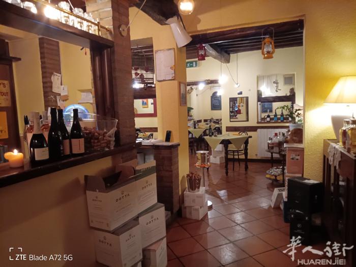 FERRARA 附近店面专卖，餐馆400mq 带停车场 楼上可以有住家 合同10