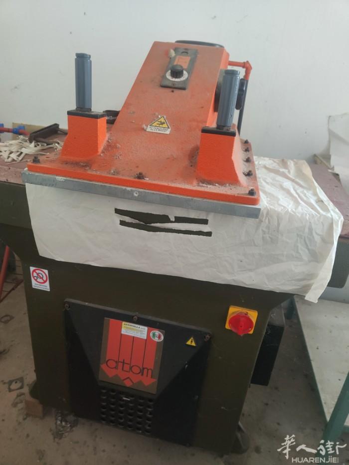 在Rovigo 边有台冲皮机二手出售3346178388