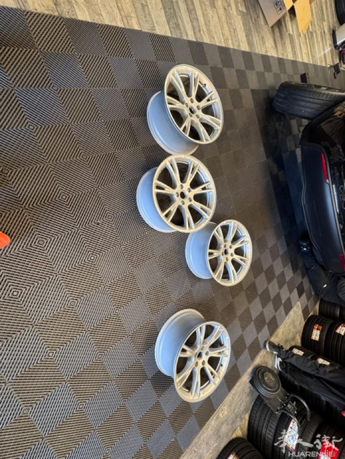 出售特斯拉model Y19 寸原装款铝合金轮毂钢圈，轮毂盖；全新特斯拉充电服务