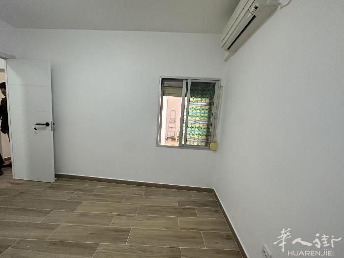 Alcorcon 步行街楼上，89平米3房一厅两卫一厨房两阳台，无电梯，全新装修