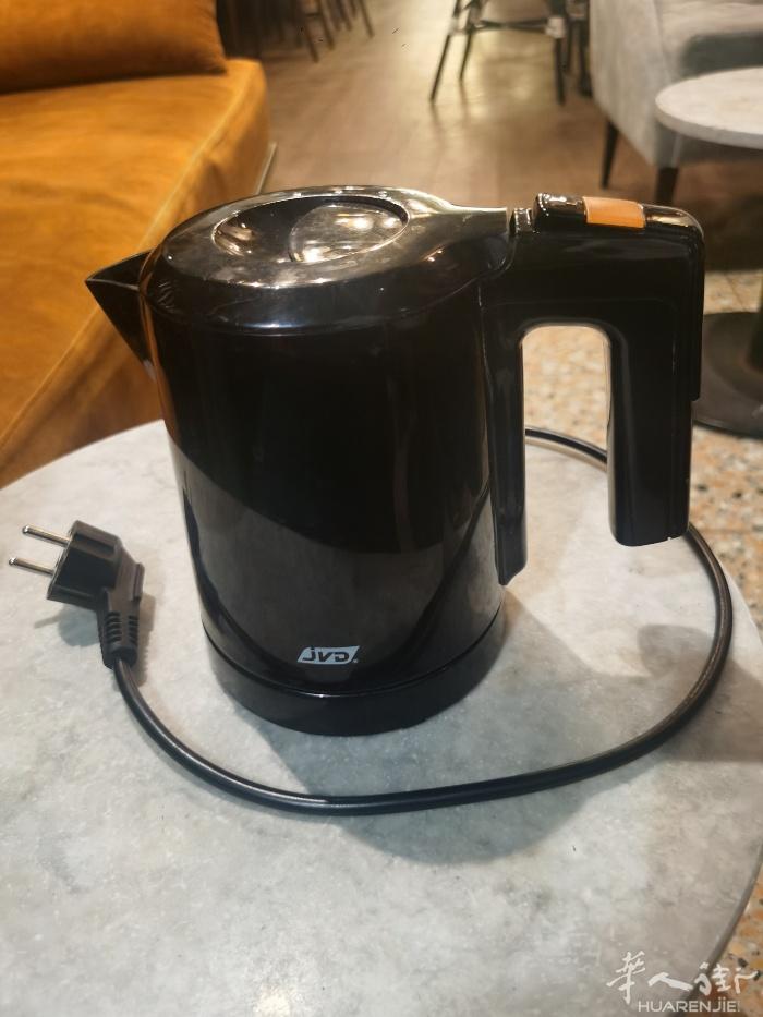 家人们好，我在法国开展商贸活动，有电水壶1个，有意的请联系我的电话+337648