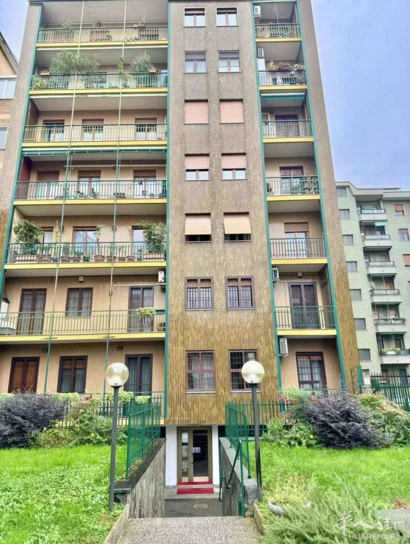 报价 28.8 万 110 平方 出售comasina 地铁口， 三室一厅，一楼带电梯，装修好的，家具新