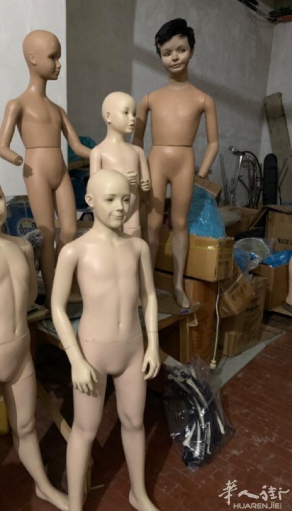 小孩模特 和鞋架全部10块钱一个 有需要的拿走 在罗马仓库区附近