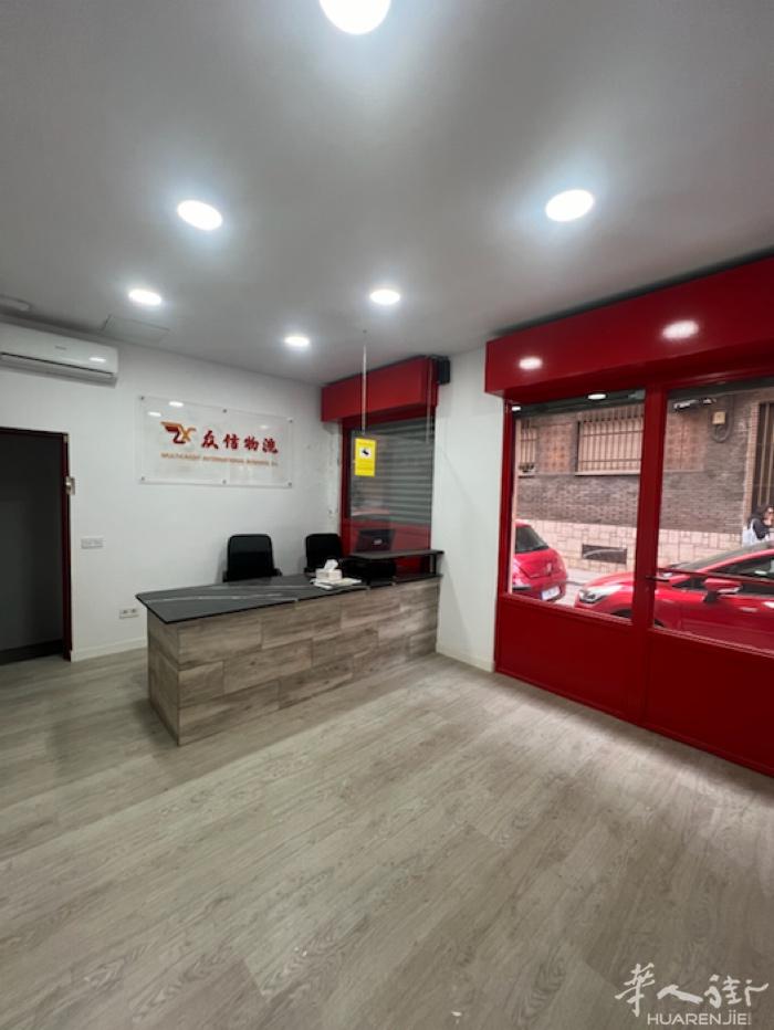 马德里Plaza de España店面出租，离地铁口走路2分钟，上下两层，面积