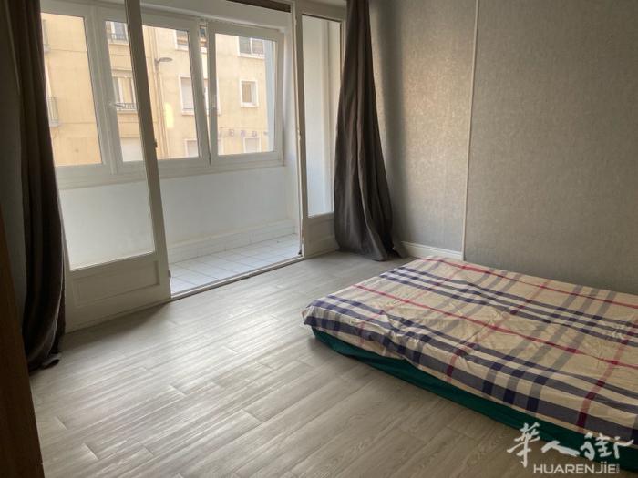 适合投资房 62省 旅游城市2房一厅出售，位于市中心步行街上，步行10分钟到海滩