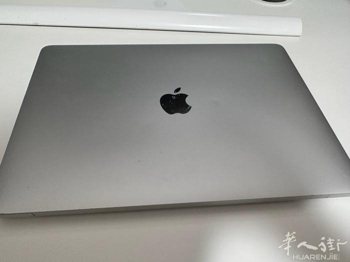 出售MacBook Air M1 边角有磕碰 电池88%