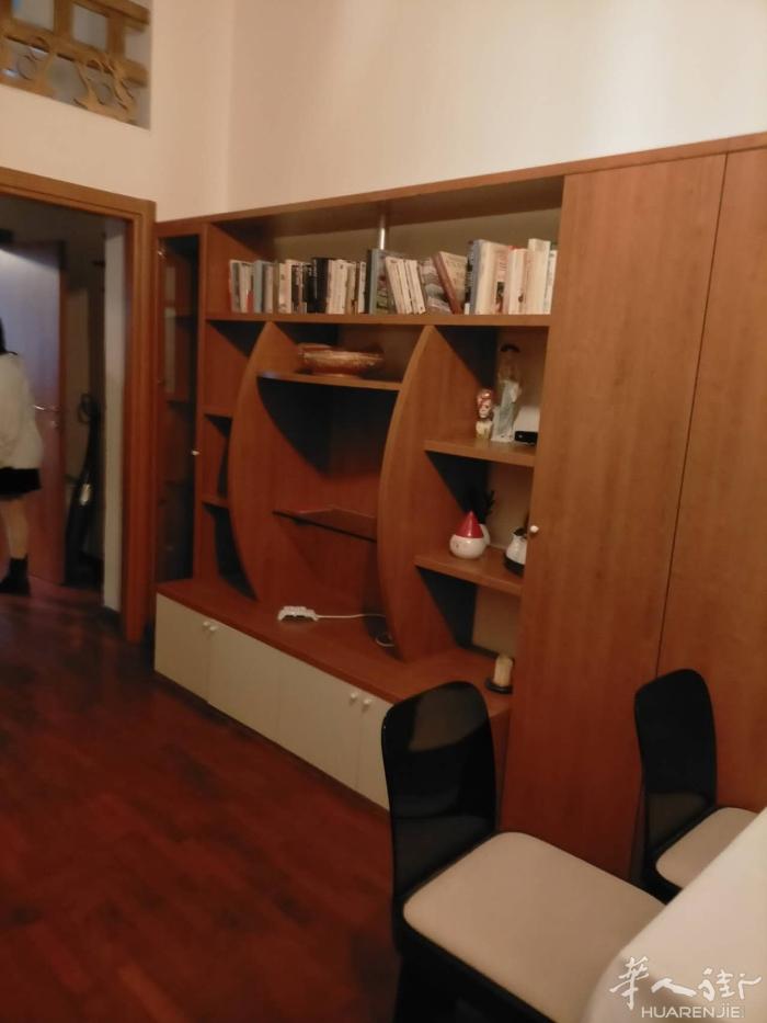 老外女房东直租小套房，没有中介。只租给留学生。50平方，地址 via Casor