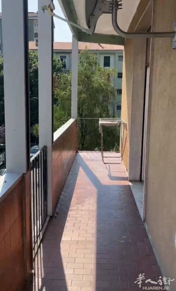 comasina地铁口出租一个阳台单间 可正规合同 户型：110平  采光很好