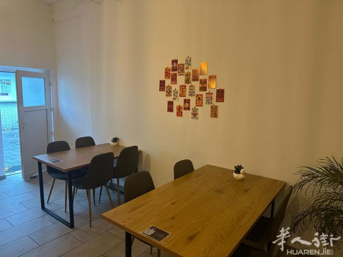 现北威州埃森出各种餐馆设备 餐桌 椅子 工作台 冰柜 风箱 各种锅碗瓢盆  价格
