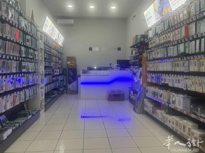 米兰市内，45平手机维修店转让，位子佳，生意稳，因业主另有发展，故有意出售。 有