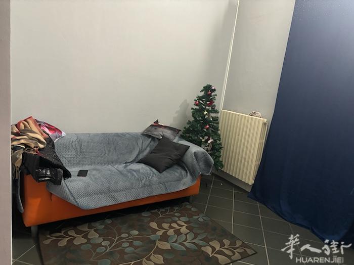 都灵边Asti新装修按摩店转让，手续齐全，房租500不用其它费用，三个门面，中高