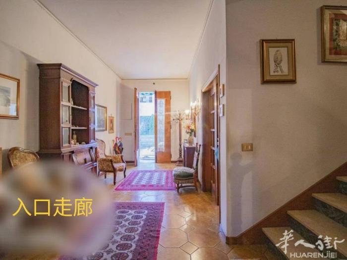 出售Ferrucci 3层200平米独立房。  •地平层有： 前院+客厅+餐厅+