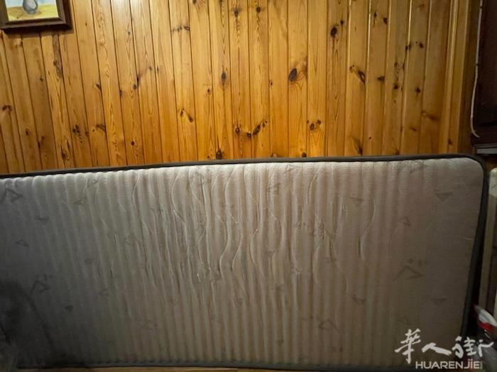 米兰Quarto Oggiaro出80x200尺寸单人床床架+床垫 ，一共20欧