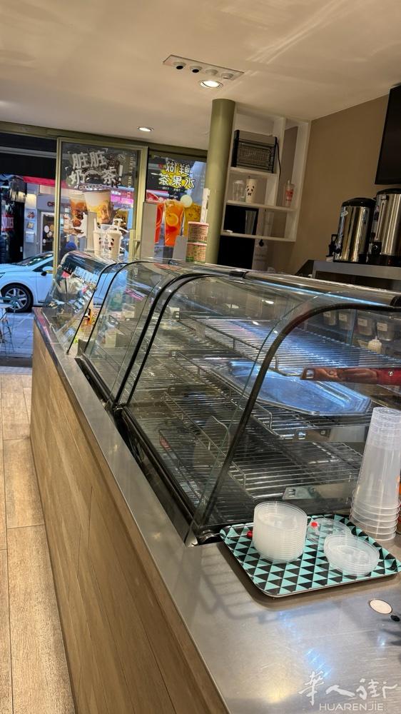 巴黎出让2台外卖店或者餐馆制暖的暖柜9成新，500欧/2台 , (尺寸 长51c