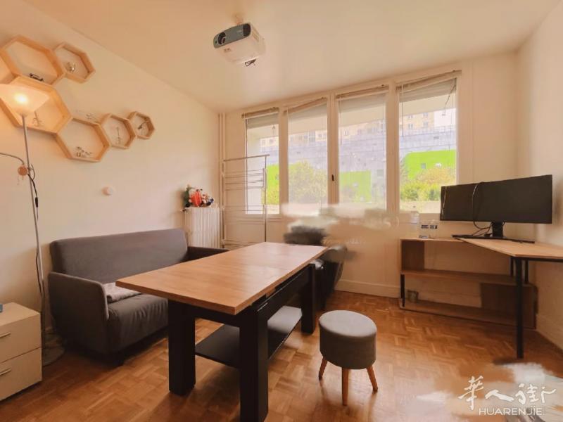小巴黎15区 31平米大studio 1350€ 近地铁12号线Porte de Versailles