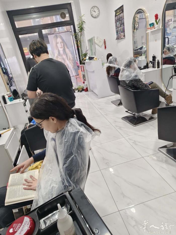 米兰市内理发10几年老店 生意稳定 业绩1、4左右 客人好做 价格高 因本人急回
