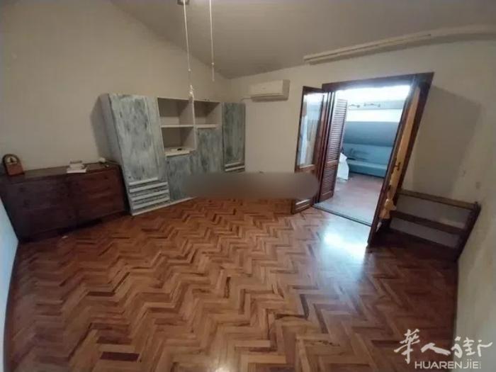 出售Ciliani 近邮局小别墅，约 180 平米，两层加阁楼，包括： 入口+小
