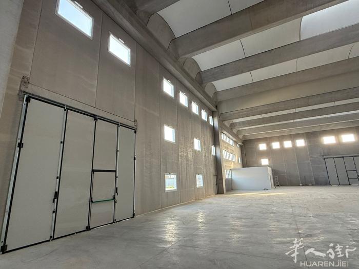 全新厂房带住家出租，位置casale区分，工厂面积500平方，楼上住家带办公室，